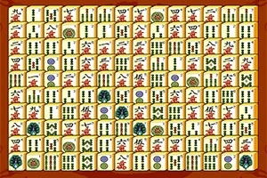 Et rektangulært brett fylt med tettpakkede brikker med orientalske symboler i flere rekker og kolonner