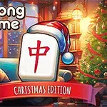 Mahjong-brikke med nisselue foran en julepyntet stue med juletre og gaveesker