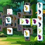 Mahjongbrikker med fargerike sommerfugler over en grønn skogbakgrunn
