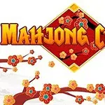 Teksten Mahjong Chain i gule bokstaver med et rødt, dekorativt mønster bakgrunn og blomstergrener omkring