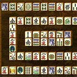 Et rektangulært oppsett av mahjong-brikker i ulike farger og symboler på en brun bakgrunn