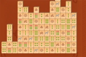 Mahjong-brikker ordnet i et puslespillmønster på en brun bakgrunn