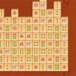 Mahjong-brikker ordnet i et puslespillmønster på en brun bakgrunn