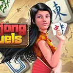En kvinne i tradisjonell asiatisk kjole holder en mahjong-brikke foran et kartbakgrunn, med ordene Mahjong Duels ved siden av