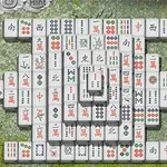 Et bilde av en oppstilling med mahjong-brikker arrangert i et komplekst mønster på en grønn bakgrunn