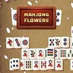 Mahjong-brikker med blomsterdesign omringet av rosa blomsterblader på brun bakgrunn
