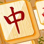 En mahjong-brikke med en rød kinesisk karakter på en lys trebakgrunn, omgitt av andre brikker med ulike symboler