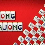 Hvite mahjong-brikker med fargerike bokstaver og symboler på en rød bakgrunn