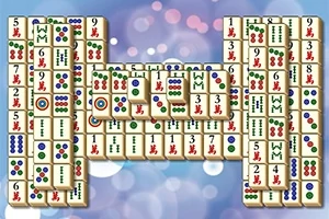 Et arrangement av mahjong-brikker på en bakgrunn med blå og lilla bokeh-effekter