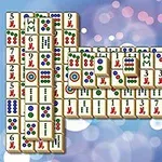 Et arrangement av mahjong-brikker på en bakgrunn med blå og lilla bokeh-effekter