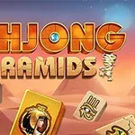 Mahjong-brikker med egyptiske symboler foran en bakgrunn av ørken og pyramider