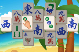 En rekke mahjong-brikker med kinesiske tegn og symboler foran en tropisk bakgrunn med palmetrær og hav
