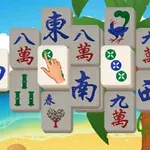En rekke mahjong-brikker med kinesiske tegn og symboler foran en tropisk bakgrunn med palmetrær og hav