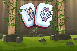 To mahjong-brikker med symboler av en humle og hjerter, omgitt av slyngplanter i en skog