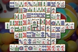 Mahjong brikker er stablet i et mønster mot en fargerik bakgrunn
