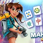 En illustrasjon av en person med kamera foran en bybakgrunn og flere mahjong-brikker