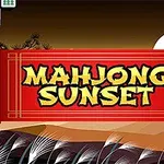 Rødt banner med teksten Mahjong Sunset mot en solnedgangsbakgrunn, omgitt av mahjong-brikker