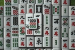 Brett med stablede mahjong-brikker med kinesiske tegn og symboler