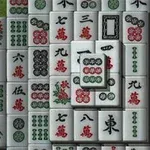 Brett med stablede mahjong-brikker med kinesiske tegn og symboler