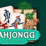 Brikker med kinesiske symboler og en fugl, omgitt av blomster og bambus, med teksten Mahjongg Solitaire