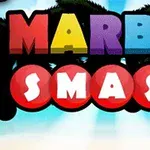Teksten MARBLE SMASH i fargerike bokstaver med en palmetresilhuett i bakgrunnen