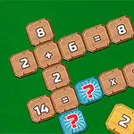 Matematikkbrikker på et grønt bord med tall- og operasjonssymboler, inkludert et spørsmålstegn