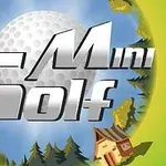 Store grå bokstaver som danner ordene Mini Golf foran en stor golfball, med trær, hus og lysende gule aksenter i bakgrunnen