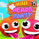 To fargerike, animerte figurer med store øyne og tunger står foran et skilt med teksten Mini Heads Party, omgitt av gress og en fotball i bakgrunnen