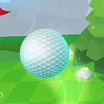 Golfballen nærmer seg hullet på en grønn gressbane med et flagg ved siden av