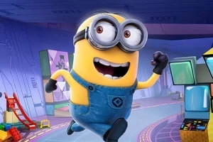 En minion med vernebriller og blå snekkerbukse løper i et futuristisk rom med leker i bakgrunnen