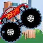 Rød monstertruck med flammemønster hopper foran bysilhuett med høye bygninger