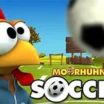 En tegneseriehane iført en blå jakke ser på en fotball som svever i luften på en fotballbane, med teksten Soccer i forgrunnen