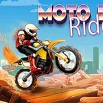En motorsyklist i full utstyr kjører over en rampe i et ørkenlandskap med bysilhuett i bakgrunnen