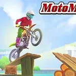 En motocrossfører kledd i fargerik drakt gjør et stunt på en rampe foran en moderne bygning