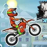 En tegneseriefigur i oransje motorsykkelutstyr kjører en motorsykkel gjennom en vinterlig by, med snødekte hus og et juletre i bakgrunnen