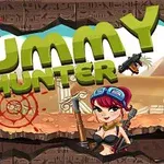 Tegneserieaktig scene med stor tekst MUMMY HUNTER, en kvinnelig karakter med våpen, ørkenbakgrunn og hieroglyfer i forgrunnen