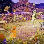 En hage med et utvalg av pyntegjenstander, inkludert en statue av en cherub, vannkanne, store blomsterkrukker og spredte blomster