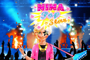 Tegnet figur med blondt hår og rosa jakke på en scene, omgitt av publikum og fargerike lys, med teksten Nina Pop Star ovenfor