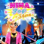 Tegnet figur med blondt hår og rosa jakke på en scene, omgitt av publikum og fargerike lys, med teksten Nina Pop Star ovenfor
