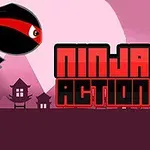 En ninja med rødt pannebånd svever i luften foran en rosa bakgrunn med silhuetter av tradisjonelle hus, samt teksten Ninja Action