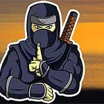 En tegnet ninja-figur i svart antrekk som holder en finger foran munnen, med et sverd på ryggen, mot en gul-oransje bakgrunn