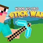 En blokkaktig figur i lyseblå skjorte holder en lyseblå hakke, med teksten Noob vs Pro Stick War i bakgrunnen