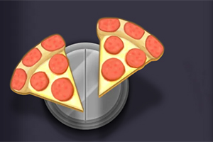 To pizzastykker med pepperoni ligger på en rund metallplate mot en mørk bakgrunn