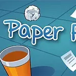 Illustrasjon av et sammenkrøllet papir, flyvende ark, kopp og vifte på blå bakgrunn med teksten Paper Flick