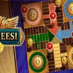 Et fargerikt brettspillbrett med sirkulære og trekantede mønstre ved siden av et dekorativt emblem med teksten Parcheesi og to terninger