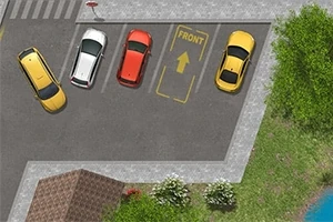 Fire biler parkert i en parkeringsplass, sett ovenfra, omgitt av grøntområder og en bygning