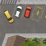 Fire biler parkert i en parkeringsplass, sett ovenfra, omgitt av grøntområder og en bygning