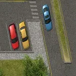 Trafikksituasjon sett ovenfra med flere fargerike biler parkert i en parkeringsplass langs en vei