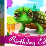 En tegneserie-skilpadde står på en scene, med et rosa banner nederst hvor det står Birthday Edition, omgitt av ballonger og fantasibygninger i bakgrunnen