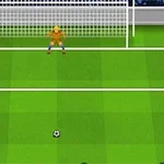 En fotballspiller står klar til å ta et straffespark mot en målvakt foran et mål på en grønn fotballbane